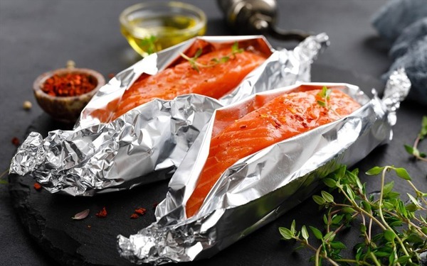 Màng nhôm thực phẩm giúp giữ được hương vị thức ăn khi nướng