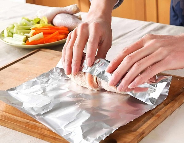 Sử dụng màng nhôm đúng cách giúp đảm bảo an toàn cho sức khỏe, giữ được hương vị món ăn